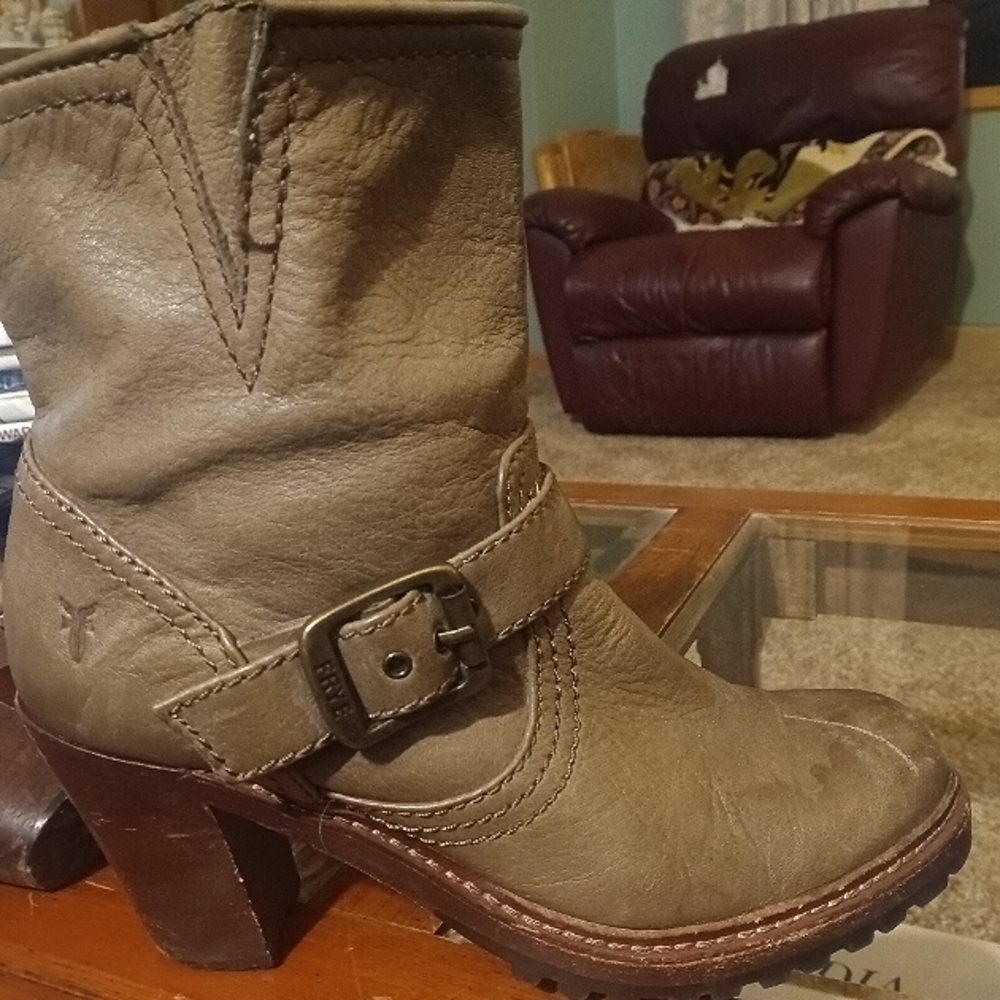 Fry boots, size 7, tannish, olive, grey color.